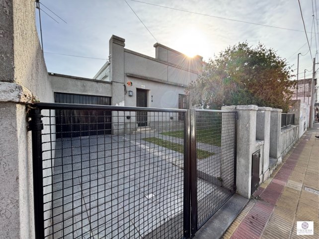 Casa centrica 2 dorm, 110m² con garage — Pellegrini 500