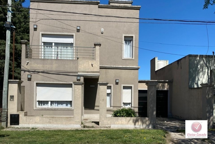Casa 4 dorm, 130m² con garage para 3 autos — Esquina Alonso y Azucena