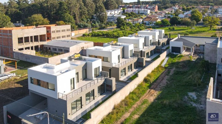 Depto 3 dorm, 160m² a estrenar con jardín y parrilla — Calvario