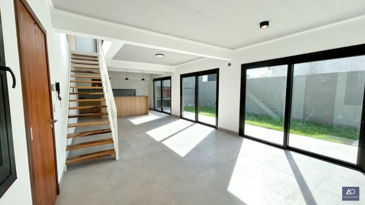 Depto 3 dorm, 160m² a estrenar con jardín y parrilla — Calvario