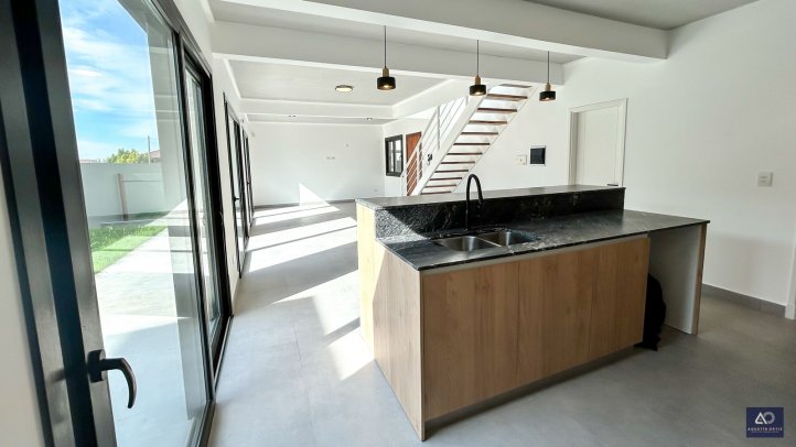 Depto 3 dorm, 160m² a estrenar con jardín y parrilla — Calvario