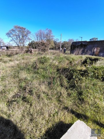 Lote en esquina 825m² con servicios en Gardey