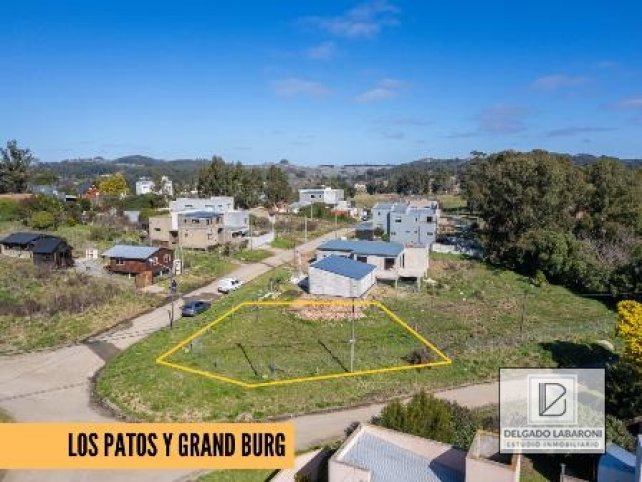 Lote en venta de 467m² en esquina — Grand Bourg y Los Patos