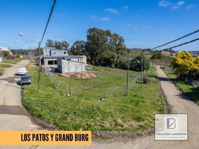 Lote en venta de 467m² en esquina — Grand Bourg y Los Patos
