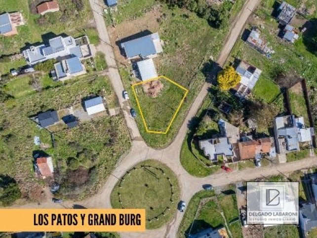 Lote en venta de 467m² en esquina — Grand Bourg y Los Patos