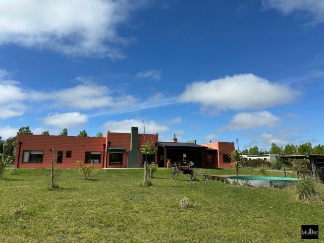 Casa 3 dorm, 285m² con pileta — Valle Amilcar