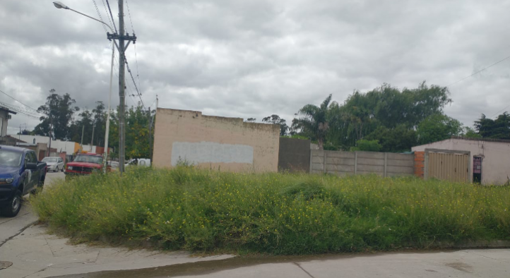 Lote en Venta 13x12.80, todos los servicios — Jurado y Ugalde
