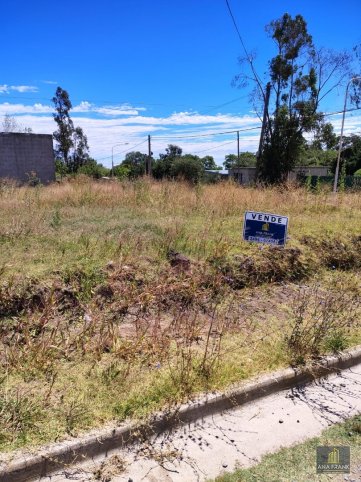 Lote en esquina de 15x19 mts en Santa Cruz y De la Canal