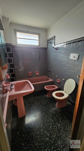 Depto 3 dorm, 200m² con local y patio verde — Calle Roca