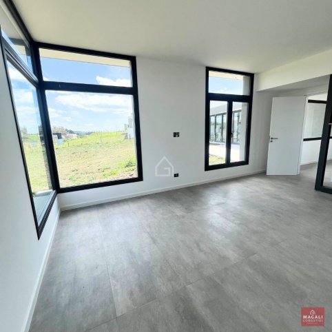 Casa 3 dorm, 230m² a estrenar en Valle Escondido