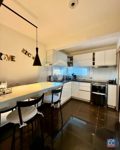Depto 2 dorm, 84m² con cochera — Calle Maipu