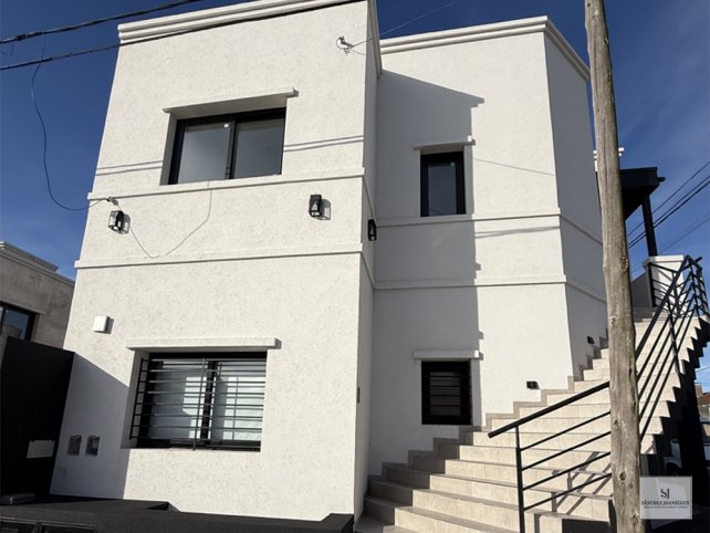Depto en Venta 2 dorm, 71m² con balcón y parrilla — Liniers