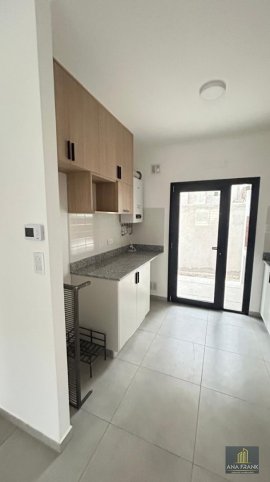 Depto 2 dorm, 1 baño en primer piso con balcón y parrilla