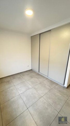 Depto 2 dorm, 1 baño en primer piso con balcón y parrilla