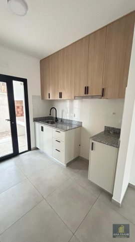 Depto 2 dorm, 1 baño en primer piso con balcón y parrilla