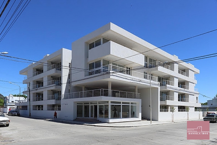 Depto 1 dorm, 62m² con cochera — Alberdi y Garibaldi