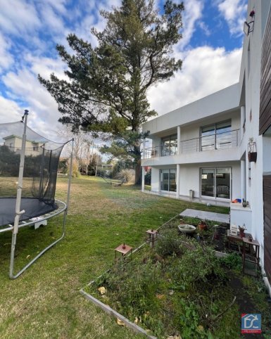 Casa 4 dorm, 266m² en Barrio Las Rosas con garage y piscina