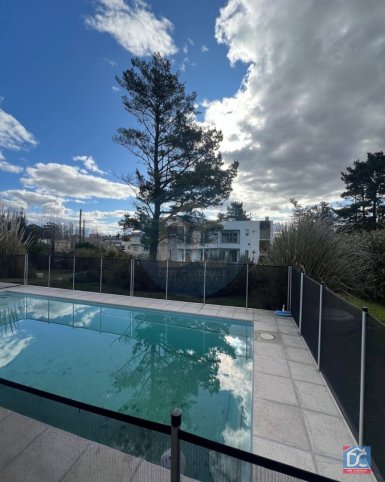 Casa 4 dorm, 266m² en Barrio Las Rosas con garage y piscina