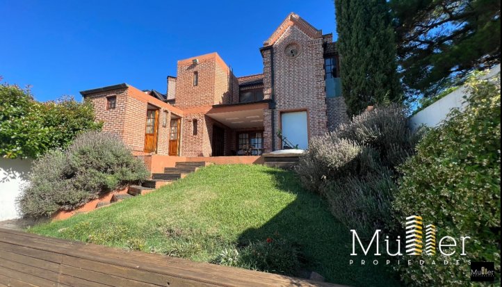 Casa 4 dorm, lote 10x65 — Roser 1700