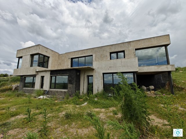 Casa 3 dorm, 400m² a estrenar en Valle de Tandil