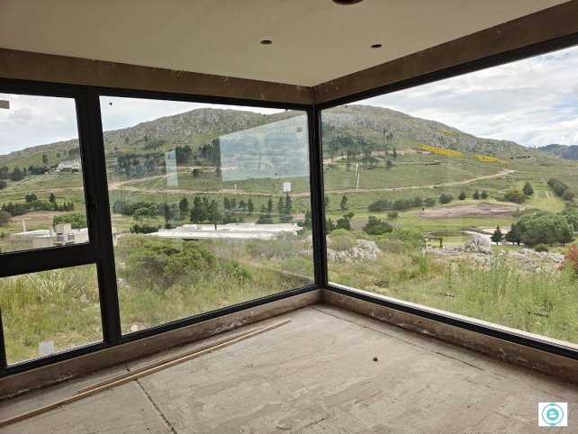 Casa 3 dorm, 400m² a estrenar en Valle de Tandil