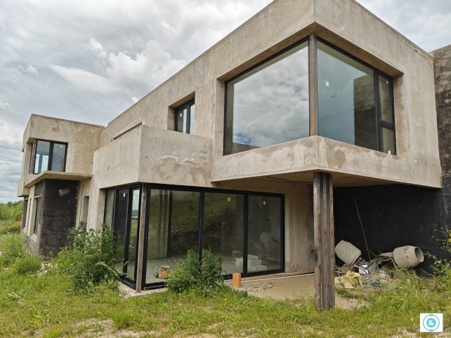 Casa 3 dorm, 400m² a estrenar en Valle de Tandil