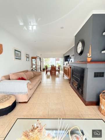 Casa 3 dorm, 200m² con garage — Lobería 937