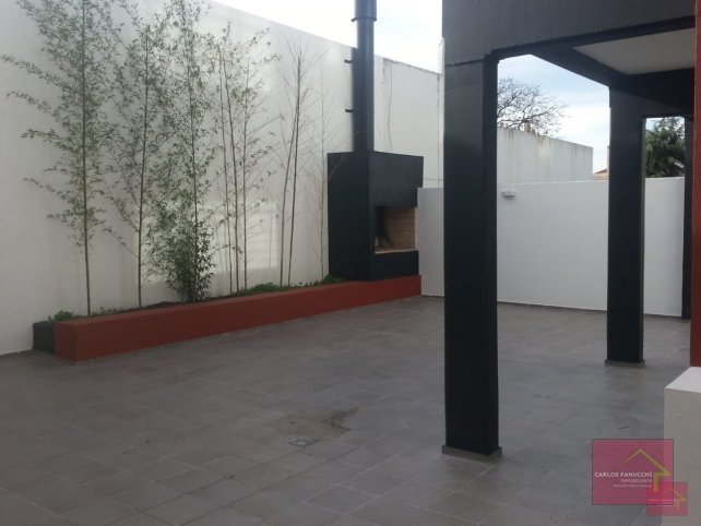 Depto 2 dormitorios con amplio balcón, cochera cubierta — Yrigoyen y Garibaldi