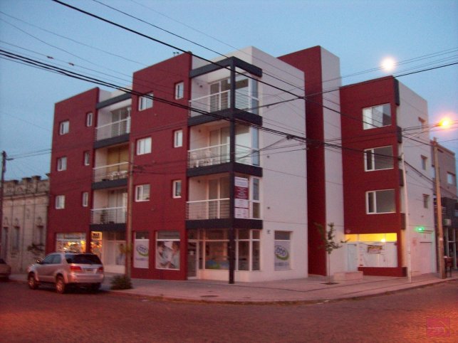 Depto 2 dormitorios con amplio balcón, cochera cubierta — Yrigoyen y Garibaldi