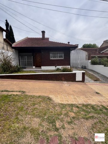 Casa 3 dorm, 150m² con garaje y patio — Av. Dorrego