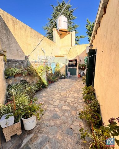 Casa en esquina 2 dorm, 100m² — Barrufaldi y Carlos Gardel