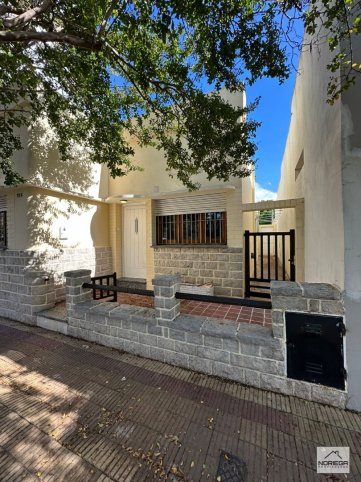 Casa en Venta ALSINA 926, 120m², 2 dorm, 1 baño, semi céntrica