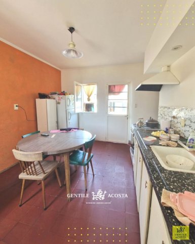 Casa 3 dorm, 214m² con garage — De la Bandera y Av. Juan B. Justo