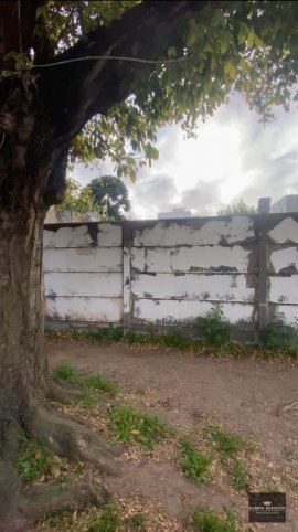 Lote en Venta en Lamadrid al 300, todos los servicios