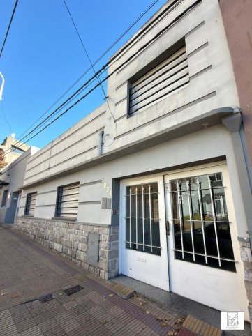 Casa 4 dorm, 120m² con cochera — San Martin