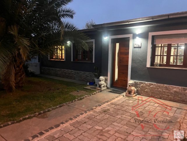 Casa 3 dorm, patio verde y entrada vehicular — Nigro 2261