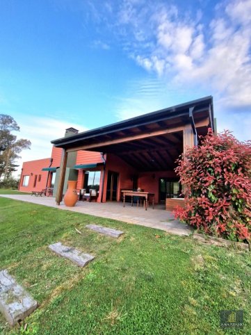 Casa 3 dorm, 170m² en Valle Amílcar con garage