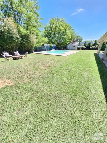 Casa 3 dorm, 400m² con pileta y quincho