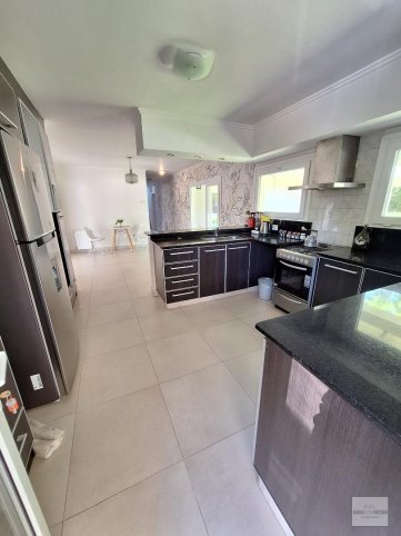 Casa 3 dorm, 400m² con pileta y garage — Reforma Universitaria