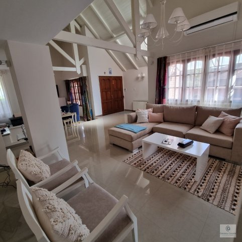 Casa 3 dorm, 250m² en Barrio Residencial con piscina
