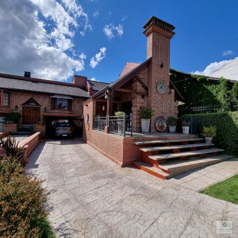 Casa 3 dorm, 250m² en Barrio Residencial con piscina
