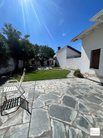 Casa en venta 3 dorm, 190m² con pileta y quincho — 14 de julio 1400