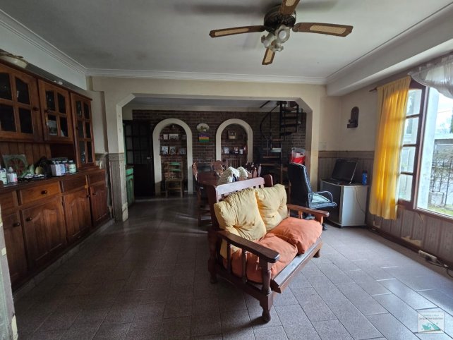 Casa 3 dorm, 2 baños, garage para 2 vehículos — Piedrabuena y Cuba