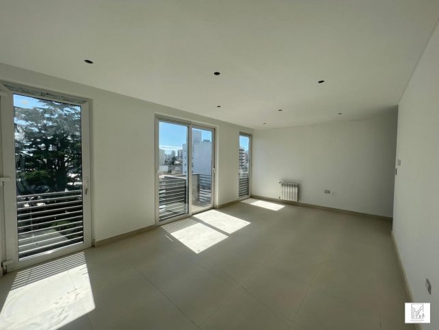Depto Céntrico de 1 Dormitorio con Cochera — Chacabuco 837