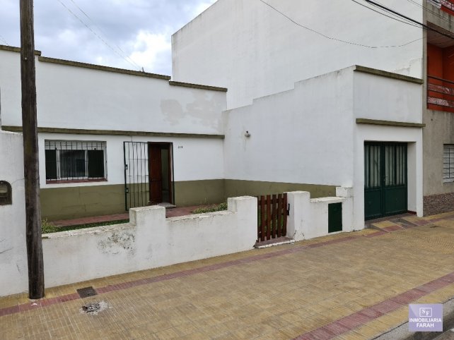 Casa 2 dorm, 101m² con garage — Arana 218