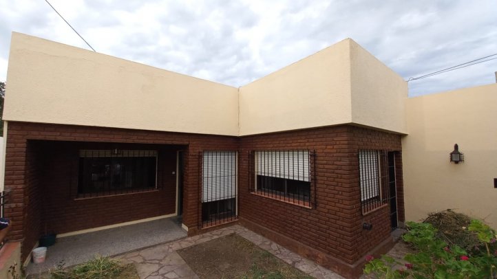 Casa 3 dorm, 110m² con garage — Uriburu