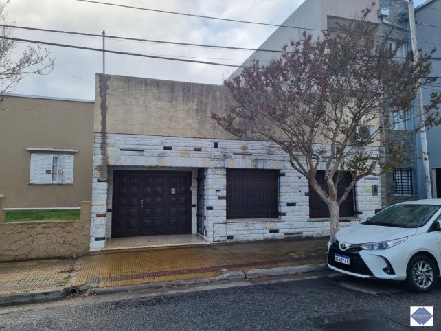 Casa 2 dorm, 80m² con garage — Alsina 981