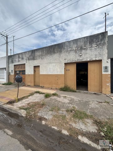 Casa con taller mecánico, 2 dorm, 10x65mts
