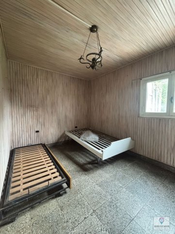 Casa con taller mecánico, 2 dorm, 10x65mts