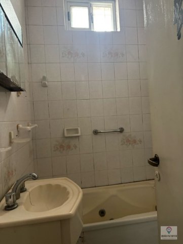 Casa con taller mecánico, 2 dorm, 10x65mts